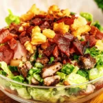 Sycąca Sałatka Drwala z Kurczakiem i Bekonem – Idealna na Lunch!